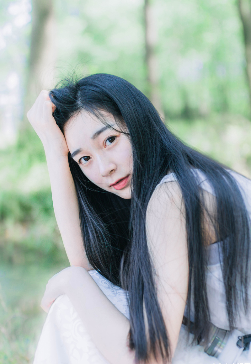 友情不是一堆华丽的辞藻，而是一句热心的问候；友情不是一个敷衍的拥抱，而是一个会心的眼神。